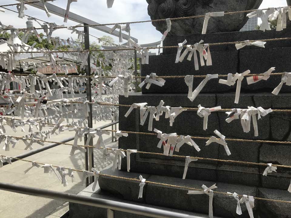 O “papel da fortuna“, “papel da sorte” e “loteria sagrada“, o “omikuji”