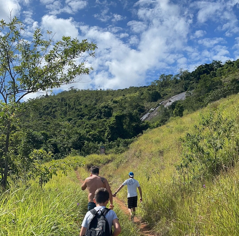 Trilha cachoeira da friagem ilhabela