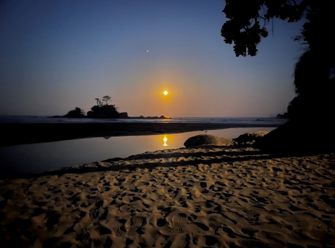 nascer da lua Castelhanos Ilhabela